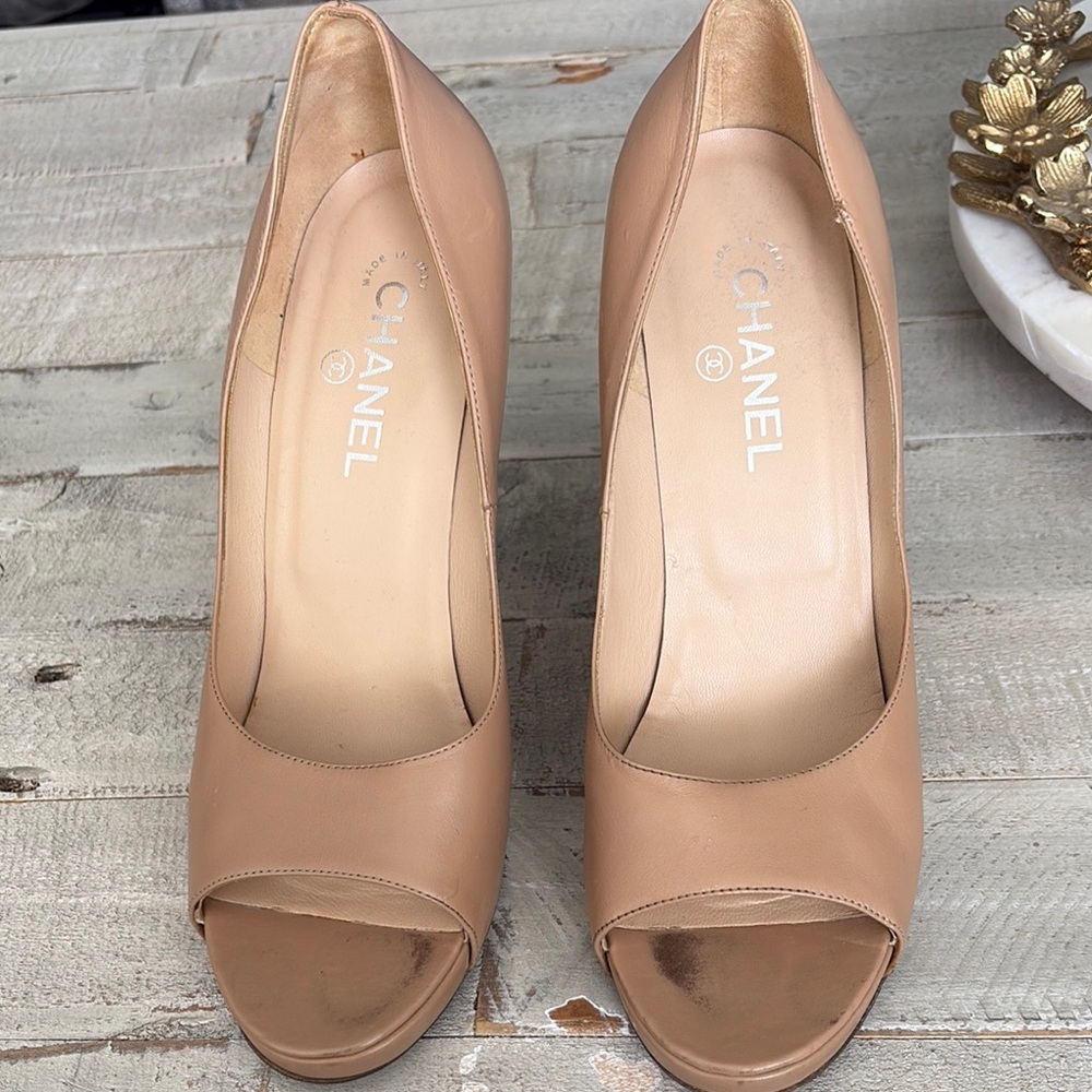 CHANEL Tan Heels Sleek Patent Leather Design - Picture 7 of 7
